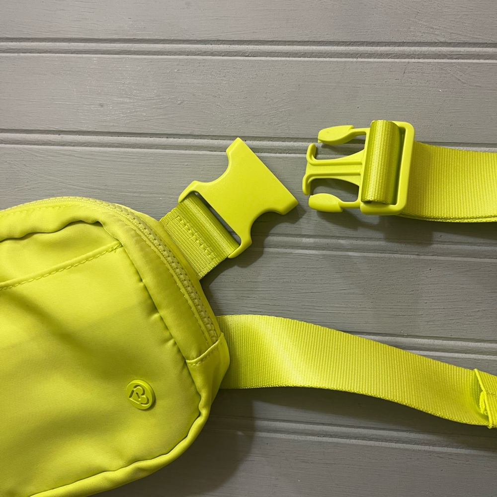 Blogilates Belt Bag Lime Green Crossbody Workout Bag Fanny Pack Adjustable NWT - Picture 15 of 15